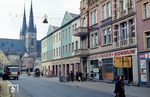 Und so sah es in Saalfeld zu DDR-Zeiten aus. Blick aus der Oberen Straße (damals noch Fernstraße 281) auf die Kreuzung Blankenburger Straße/Markt (Fernstraße 85) mit der Johanneskirche aus dem 14. Jahrhundert. (21.04.1977) <i>Foto: Hans-Jürgen Müller</i>