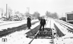 Wegen der Rückverlagerung der Quarzit-Transporte auf die Schiene finanzierte die DB sogar teilweise die Rollbockgrube im Bahnhof Herschbach auf der 1000mm Schmalspurbahn Selters - Hachenburg. Hier bei der Vorführung mit dem KSH-Direktor Lück. (12.1950) <i>Foto: A. Dormann, Slg. W. Löckel</i>