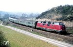 220 004 legt sich mit dem weitgehend aus Gruppe 53-Wagen gebildeten D 594 (Stuttgart - Hamburg) bei Gerlachsheim in die Kurve. (22.04.1975) <i>Foto: Peter Schiffer</i>