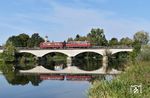 In Oettingen überqueren 798 522 und 998 724 des Bayerischen Eisenbahnmuseums Nördlingen die Wörnitz über eine fünfbogige Brücke. Sie stammt vermutlich noch aus dem Eröffnungsjahr 1849. (20.09.2020) <i>Foto: Ralf Opalka</i>