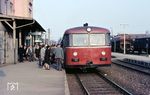 Eine Schienenbuseinheit im Bahnhof Bad Rappenau, der sich hier gut füllen wird. (04.1970) <i>Foto: Dieter Junker</i>