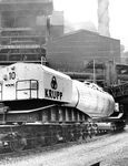Der 18-achsige Torpedowagen konnte 320 t Roheisen aufnehmen, das dort bis zu 30 Stunden flüssig gehalten werden konnte.  (1966) <i>Foto: Grandt</i>