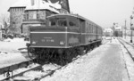 In leuchtendem DB-Weinrot mit silbernern Dach präsentiert sich der fast 50 Jahre alte Akkumulator-Triebwagen nach einer Hauptuntersuchung im Bahnhof Altenkirchen (Westerwald).   (21.12.1950) <i>Foto: A. Dormann, Slg. W. Löckel</i>