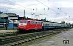 Als erste Lok dieser Baureihe erschien 110 508 im Juni 1987 im neuen DB-Farbkonzept orientrot/weiß. Hier fährt sie mit einem Sonderzug, in dessen Gesellschaftswagen es schon feucht-fröhlich zuging, in Solingen-Ohligs (heute: Solingen Hbf) ein. (13.10.1987) <i>Foto: Joachim Bügel</i>