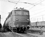E 40 048 (Bw Mainz-Bischofsheim) wartet vor einem Güterzug in Frankfurt Hgbf. (1964) <i>Foto: Reinhold Palm</i>