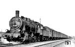 Die ebenfalls zum Bw Frankfurt/M-2 gehörende 55 3964 mit einem langen Güterzug in Frankfurt Hauptgüterbf. (1955) <i>Foto: Reinhold Palm</i>