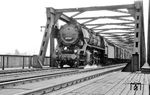 44 547 vom Bw Hanau mit einem Güterzug auf der Main-Neckarbrücke in Frankfurt. (1954) <i>Foto: Reinhold Palm</i>