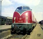 V 200 051 (Bw Hamburg-Altona) vor einem Sonderzug im Bahnhof Hamburg-Altona. (1957) <i>Foto: Reinhold Palm</i>