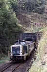 212 003 fährt mit N 5558 aus dem 325 m langen Volkmarshäuser Tunnel. Bereits während des Zweiten Weltkriegs wurde hier das zweite Gleis der Strecke abgebaut – auch im Tunnel, und in der Nachkriegszeit nicht mehr ersetzt. (21.05.1980) <i>Foto: Prof. Dr. Willi Hager</i>
