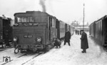 99 103 mit einem Personenzug auf der meterspurigen Strecke Meckenheim (Pfalz) - Lu-Mundenheim im Bahnhof Ludwigshafen-Mundenheim Lokalbahnhof. Die Bahn fuhr bis zuletzt (im Oktober 1955) in einem relativ dichten Fahrplan, der den zahlreichen BASF-Pendlern geschuldet war. (12.1951) <i>Foto: A. Dormann, Slg. W. Löckel</i>
