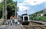 Der letzte Zug N 5559 aus Göttingen ist mit 212 020 in Hann. Münden eingetroffen. (31.05.1980) <i>Foto: Prof. Dr. Willi Hager</i>