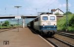 141 330 vom Bw Seelze fährt mit einem Nahverkehrszug in Einbeck(-Salzderhelden) ein. (07.06.1980) <i>Foto: Prof. Dr. Willi Hager</i>