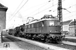 E 18 055 (Bw München Hbf) in einer Lokreihe mit 39 071 (Bw Stuttgart) und der Nürnberger E 52 12 in Nürnberg Hbf. (29.05.1960) <i>Foto: Helmut Röth</i>