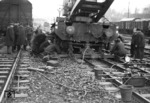 Aufgleisung eines 10t Whylen Kran mit Handantrieb mit dem sog. "Deutschland-Gerät", einer flexibel einsetzbaren, hydraulischen Hebe-Vorrichtung.  (01.1951) <i>Foto: A. Dormann, Slg. W. Löckel</i>