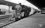 Ein seltenes Bilddokument der Frankfurter 01 101 vor einem Schnellzug in Wanne-Eickel Hbf. Die Lok wurde bereits am 30.11.1957 abgestellt. (03.11.1955) <i>Foto: Manfred van Kampen</i>