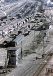 Blick auf die Bahnanlagen des Verschiebebahnhofs Bobrinskaja an der Strecke Snamenka - Tscherkassy. Das Verkehrsaufkommen der betriebswichtigen Bahnstation wird unverkennbar von Nachschub- und Truppentransporten bestimmt. An den breiten Schwellen lassen sich sich auch gut die von Breit- auf Normalspur umgenagelten Gleise erkennen. (1943) <i>Foto: Walter Hollnagel</i>