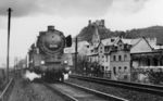 01 179 (Bw Köln Bbf) mit einem Schnellzug vor der Kulisse von Burg Schönburg in Oberwesel. (12.09.1954) <i>Foto: Manfred van Kampen</i>