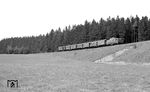 280 002, die erste neuentwickelte Diesellok für den Streckendienst der Deutschen Bundesbahn nach dem Zweiten Weltkrieg, mit einem Personenzug bei Poppenreuth nahe Münchberg. (01.05.1972) <i>Foto: Burkhard Wollny</i>