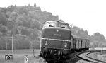 280 003 mit einem Personenzug nach Hof vor der Kulisse der Plassenburg bei Kulmbach. (22.05.1972) <i>Foto: Burkhard Wollny</i>