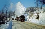 Der Winter macht der Lok 20 der KAE mit ihrem Güterzug weniger zu schaffen, als dem Schwerlastverkehr auf der Bundesstraße 229.  (01.1965) <i>Foto: Manfred Mülhens</i>