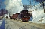 Lok 20 mit einem Güterzug nach Lüdenscheid neben der Bundesstraße 229 bei Peddensiepen. Im Winter konnte der Zug endlich mal dem Straßenverkehr davon fahren. (01.1965) <i>Foto: Manfred Mülhens</i>