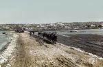 Die "Idylle" täuscht. Die schweren Kämpfe um die Krim, insbesondere um die Stadt Sewastopol dauerten vom 30. Oktober 1941 bis zum 4. Juli 1942. Allein sieben deutsche Infanteriedivisionen und zwei rumänische Gebirgsjägerbrigaden (1275 Geschütze, 150 Panzer und bis zu 300 Flugzeuge) griffen im Dezember 1941 in Richtung Nordbucht und der Hilfsangriff Richtung Inkerman entlang des Flusses Tschernaja an. Insgesamt kostete die Eroberung der Krim die 11. Armee der Wehrmacht über 96.000 Mann, darunter neben 21.600 Toten und Vermissten, etwa 74.000 Verwundete. Wenn auch etwa 19.000 Opfer der rumänischen Armee hinzukommen, kann man die Verluste der Achsentruppen 1941–1942 auf der Krim auf etwa 115.000 Mann festlegen. Auf sowjetischer Seite fielen hingegen "nur" etwa 10.000 Soldaten im Kampf, etwa 97.000 Soldaten gingen in deutsche Kriegsgefangenschaft.  (1942) <i>Foto: Privatfoto</i>