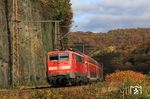 Der Countdown für den lokbespannten RE 4 zwischen Dortmund und Aachen läuft, im Dezember 2020 ist Schluss. Hier schiebt 111 011 den RE 10417 nach Dortmund an der bekannten Felswand von Ennepetal vorbei. (31.10.2020) <i>Foto: Wolfgang Bügel</i>