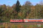 Der letzte Herbst für die Baureihe 111 auf der Linie RE 4 in NRW ist angebrochen. Die für den Verkauf vorgesehene 111 212 hat hier den RE 10414 nach Aachen in Wuppertal-Vohwinkel am Haken. (04.11.2020) <i>Foto: Wolfgang Bügel</i>