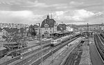 103 244 ist um 16.50 Uhr mit N 4280 aus Geislingen im Bahnhof Plochingen angekommen, um 17.06 Uhr wird es weiter nach Stuttgart gehen.  (04.1978) <i>Foto: Karsten Risch</i>