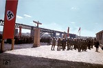 Eröffnungsfeier an der östlichen Dnjeprbrücke bei Saporoshje im Rahmen einer inszenierten Propagandaveranstaltung. Im Hintergrund die Brücke vom Ostufer der Insel Chortiza zum linken Dnjeprufer der Stadt Saporoshje.  (07.1943) <i>Foto: Walter Hollnagel</i>