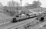 194 039 kehrt mit dem Leerpark des N 5247 aus Ulm zurück nach Geislingen und rollt hinter Amstetten ins Gefälle. (04.1978) <i>Foto: Karsten Risch</i>