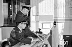 Damals noch vorschriftsmäßig in Uniform teilen sich ein Fahrdienstleiter und ein Aufsichtsbeamter den Dienst auf einem neuen DrS2-Stellwerk, dessen Örtlichkeit leider nicht übermittelt wurde. (08.10.1960) <i>Foto: BD Mainz, Slg. W. Löckel</i>