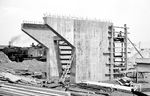 Die ersten Pfeiler der neuen Streckenführung stehen am Bw Ludwigshafen. (17.07.1963) <i>Foto: BD Mainz, Slg. W. Löckel</i>