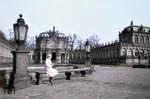 Blick in den Gebäudekomplex des Dresdner Zwingers im 5. Kriegsjahr. Frau Hollnagel genießt die Frühjahrsonne auf der Parkbank.  (1944) <i>Foto: Walter Hollnagel</i>