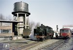 Seit 1873 bestand in Bestwig eine Lokstation an der Oberen Ruhrtalbahn. Das Bw in seiner zuletzt bekannten Konstellation mit Ringlokschuppen und einer 20-Meter-Drehscheibe nahm 1924 seinen Betrieb auf. Im Oktober 1968 wurde dem Bw Bestwig das Bahnbetriebswerk Hagen Gbf als Außenstelle zugeschlagen. Ab 1971 beheimatete das Bw Bestwig keine Dampfloks mehr. Zum 1. April 1982 verlor das Bw Bestwig seine Eigenständigkeit und wurde dem Bw Hagen-Eckesey als Personaleinsatzstelle angegliedert. Die Drehscheibe und das Dach des Ringlokschuppens wurden abgebaut. 2017 wurde der Rest platt gemacht (vgl. Bild-Nr. 41786). 1976 war hier 24 009 des EK zu Gast. (02.1976) <i>Foto: Günter Hauthal</i>