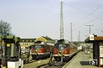 Treffen zweier 612, die als N 6132 (links) und als N 6037, im Bahnhof Kreiensen auf die Rückfahrt nach Seesen bzw. Braunschweig warten. (04.1983) <i>Foto: Günter Hauthal</i>