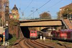111 125 schiebt den RE 10423 nach Dortmund durch den Einschnitt zwischen Wuppertal-Steinbeck und Hbf. (06.11.2020) <i>Foto: Wolfgang Bügel</i>