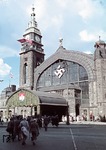 Zeitgenössischer Schmuck anlässlich des Staatsbesuchs des ungarischen Reichsverwesers Miklós Horty am Hamburger Hauptbahnhof. (24.08.1938) <i>Foto: Walter Hollnagel</i>