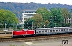 Die erst wenige Tage zuvor (am 19.10.1987) aus dem Aw Bremen im neuen orientrot/weißen Aussehen zurückgekehrte 212 264 mit N 5367 nach Remscheid in Wuppertal-Unterbarmen. (23.10.1987) <i>Foto: Wolfgang Bügel</i>