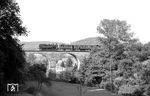 94 966 vom Bw Darmstadt mit P 3360 auf dem Kreidacher Viadukt der Überwaldbahn auf der Strecke Waldmichelbach - Weinheim im Odenwald. (24.07.1960) <i>Foto: Helmut Röth</i>