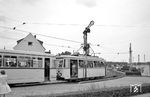 Die letzten von Fuchs (Heidelberg) gelieferten Fahrzeuge für die Oberrheinische Eisenbahn-Gesellschaft (OEG) waren insgesamt acht elektrische Triebwagen, die zusammen mit fünfzehn passenden Beiwagen in den Jahren 1952 und 1957 geliefert wurden. Die Triebwagen der ersten Lieferung trugen die Betriebsnummern 63 bis 66, jene der zweiten Lieferung 67 bis 70 (Beiwagen 140 bis 144 und 145 bis 154). Wegen der spitz zulaufenden Fahrzeugenden wurden sie "Spitzmäuse" genannt, wobei die Fahrzeuge der ersten Serie deutlich spitzer geformt waren als die der zweiten Lieferung. Tw 69 mit Bw 170 aus der zweiten Lieferung sind hier in Mannheim-Käfertal unterwegs. (31.07.1960) <i>Foto: Helmut Röth</i>