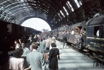 Die Reiseatmosphäre auf dem Mailänder Hauptbahnhof deutet - mit Ausnahme der fehlenden Hallenverglasung - nicht unbedingt auf Krieg hin, den Italien im Sommer 1944 längst erreicht hatte.  (08.1944) <i>Foto: Walter Hollnagel</i>
