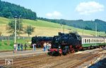 Aus Sitzendorf-Unterweißbach kehrt der Sonderzug P 24506 mit Schlusslok 86 501 nach Rottenbach zurück und trifft dort auf die anwesende 44 1182. (09.09.1987) <i>Foto: Wolfgang Bügel</i>