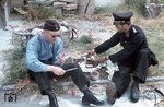 Vesper bei den italienischen Verbündeten: Zwei deutsche Eisenbahner lassen sich die Marmeladenstullen in Verona schmecken. (08.1944) <i>Foto: Walter Hollnagel</i>