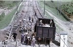 Behelfsmäßige Beseitigung einer Partisanen-Sprengstelle bei Rioveggio aun der Bahnstrecke Bologna - Prato. (08.1944) <i>Foto: Walter Hollnagel</i>