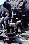 Mit Hydraulikstempeln und Seilwinden wurde die Lok Stück für Stück wieder aufgerichtet. (05.1963) <i>Foto: Karl Jackl, Slg. Reinhold Utke </i>