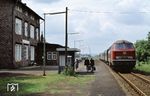 216 215 mit E 2643 (Aachen - Kassel) auf der 1984 stillgelegten Verbindungsbahn Holzminden – Scherfede im Bahnhof Fürstenberg/Weser. (15.06.1980) <i>Foto: Prof. Dr. Willi Hager</i>