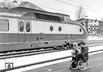 Mit der Einführung des zweiklassigen Intercity-Systems IC 79 im Jahr 1979 wurde der Touristikverkehr teilweise in das fahrplanmäßige Intercity-Netz integriert. Dazu wurden einzelne Intercity-Züge über das im Stundentakt betriebene Stammnetz hinaus in die Fremdenverkehrsgebiete geführt, so auch der IC "Karwendel", der ab diesem Zeitpunkt als lokbespannter Zug fuhr. Die Reiseveranstalter buchten in diesen Zügen Platzkontingente für ihre Kunden. Ein 601 steht hier noch als ICt 1150 nach Frankfurt/M in Seefeld/Tirol. (1979) <i>Foto: Karsten Risch</i>