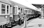 Auf Gleis 1 in Murnau erhält der Eilzug nach München seinen Abfahrauftrag. (1979) <i>Foto: Karsten Risch</i>