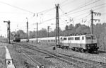 111 055 fährt aus Garmisch kommend in den Bahnhof Murnau ein, während 169 002 auf ihren Rangierauftrag wartet.  (05.1980) <i>Foto: Karsten Risch</i>